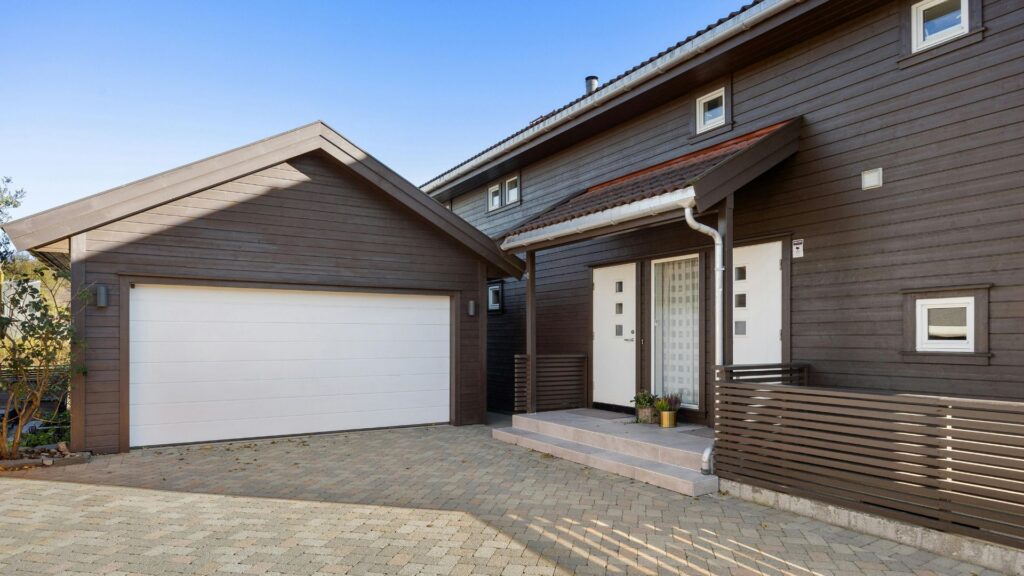 Long Panel vs Short Panel Garage Door: Which Style Boosts Curb Appeal?